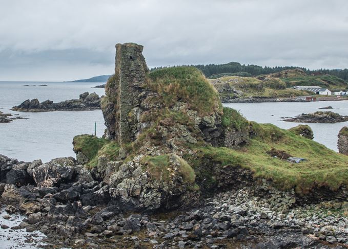 Dunyvaig Castle on Islay in Lagavulin Bay